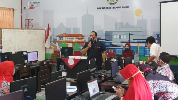 Dosen PADP UM Gelar Pelatihan Virtual Office di Era 4.0 Bagi Guru SMK Administrasi Perkantoran Se-Kabupaten Tulungagung