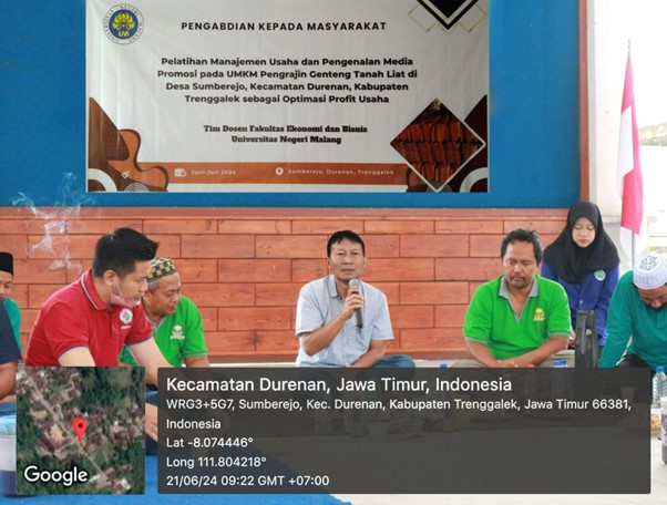 Dosen Prodi S1 PADP FEB UM Berikan Pelatihan Manajemen Usaha dan Promosi Digital Bagi Pengrajin Genteng Desa Sumberejo: Upaya Mendukung SDGs 1 - Tanpa Kemiskinan